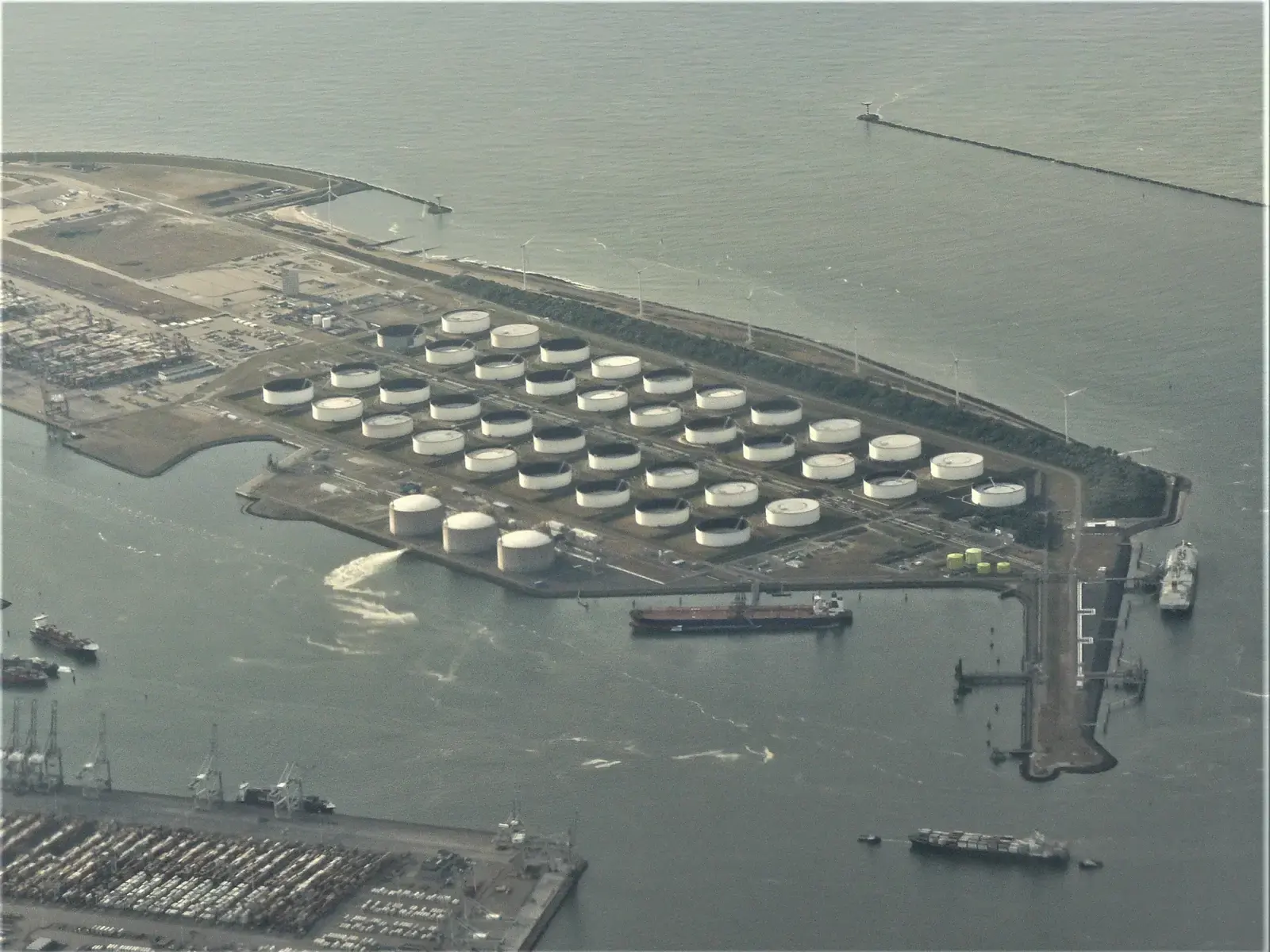 Luchtfoto van de Maasvlakte Olie Terminal in Rotterdam met opslagtanks en de Noordzee