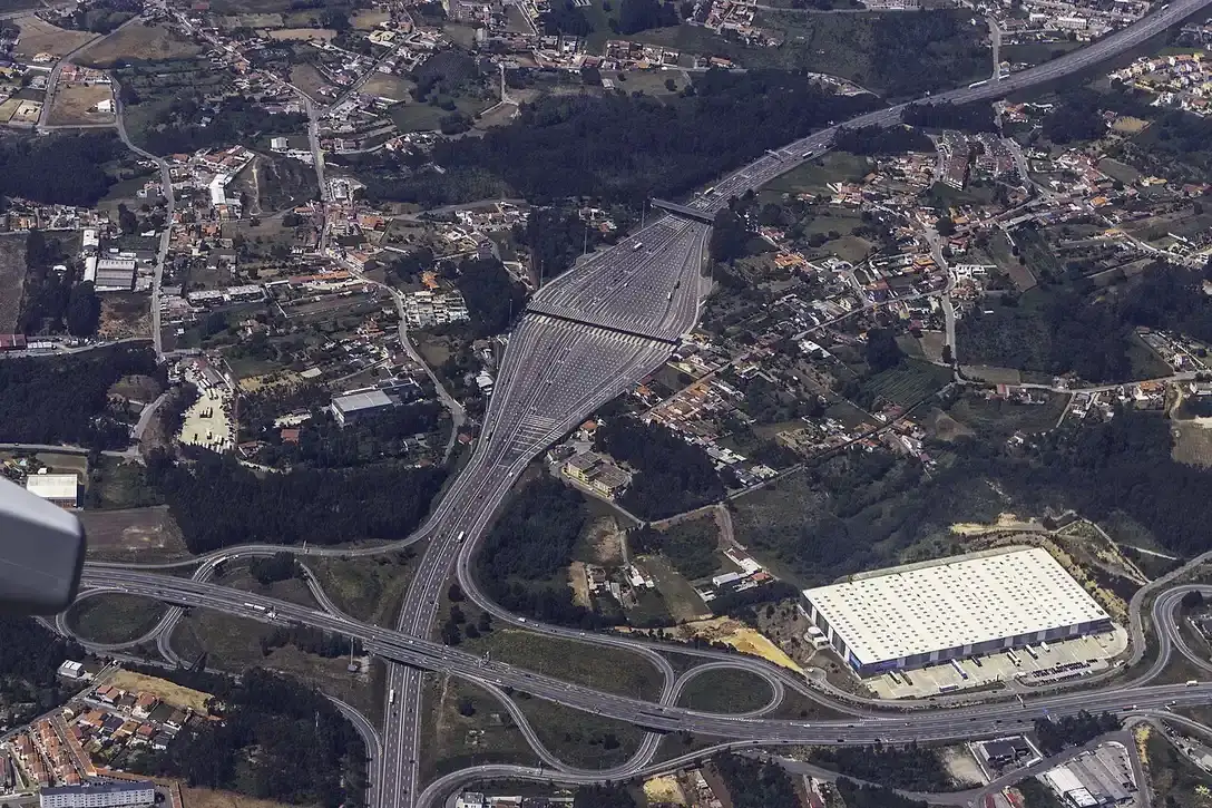 Luchtfoto van het tolplein op de A1 bij Grijó in Vila Nova de Gaia, met brede rij tolpoortjes over de snelweg