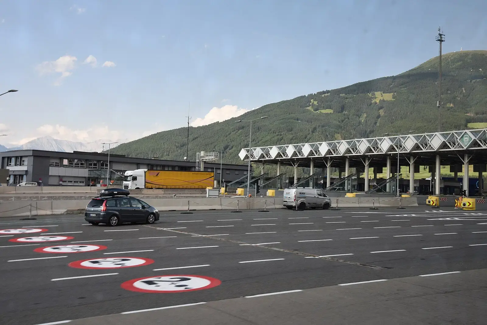 Auto met dakkoffer bij de tolpoort Schönberg op de Brennerautobahn in Oostenrijk