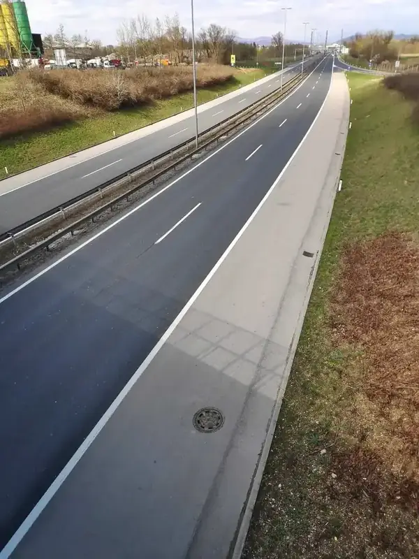 Vrijwel lege snelweg tijdens de coronalockdown in het voorjaar van 2020