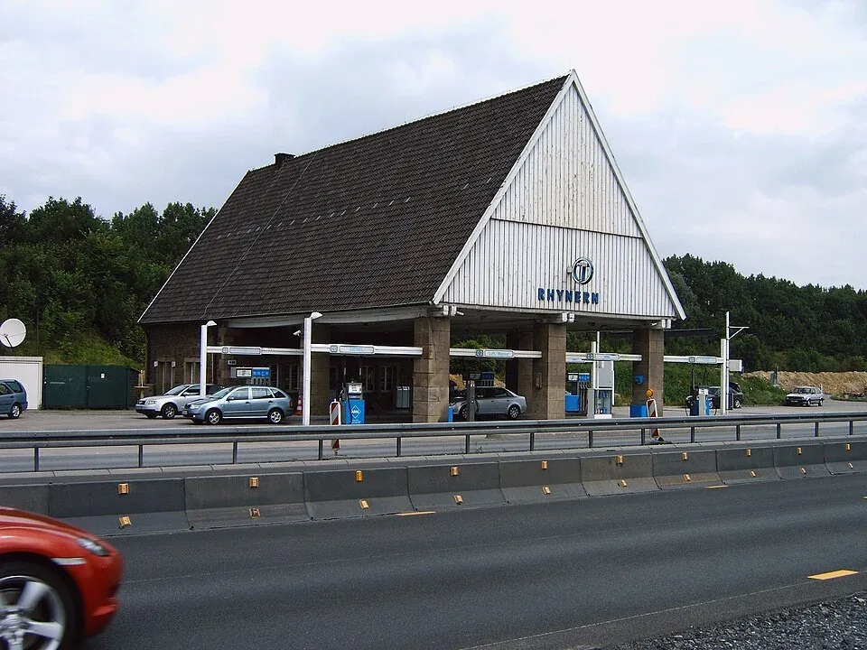 Tankstation Rhynern bij Hamm direct aan de Duitse Autobahn, met auto's bij de pompen achter de vangrail