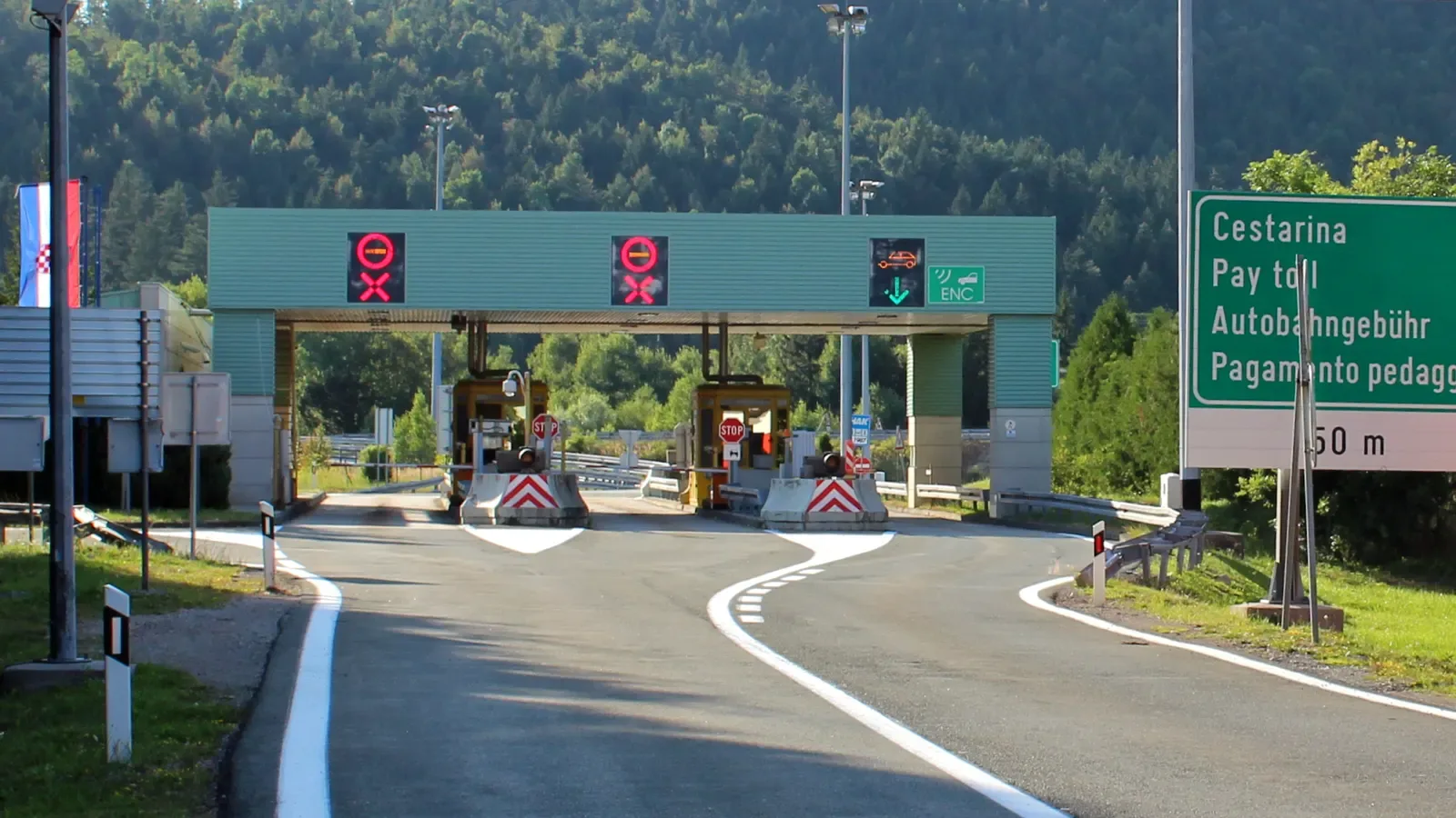 Tolpoort Vrata op de Kroatische snelweg A6 met een bord Cestarina Pay toll en een ENC-rijstrook