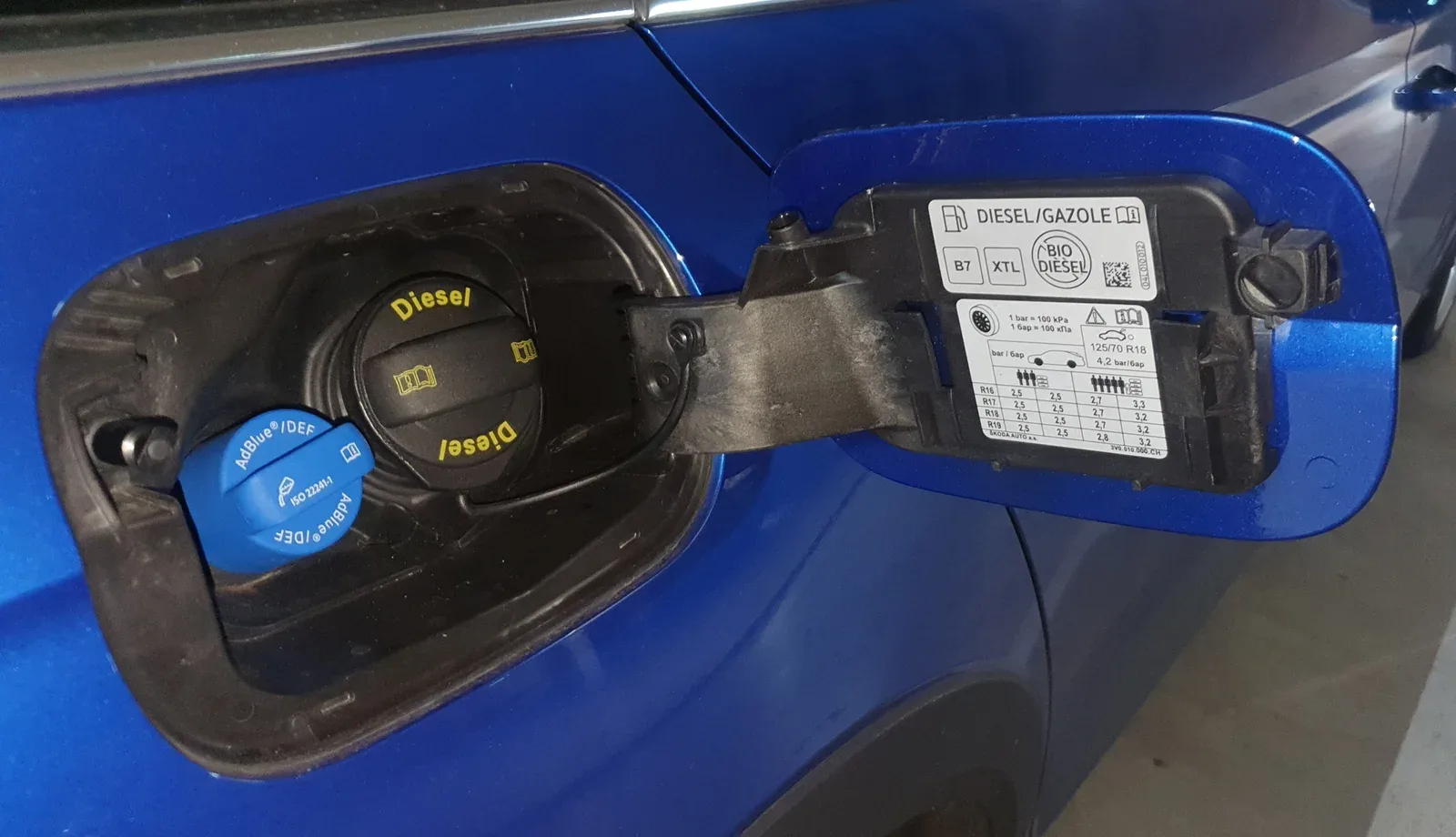 Open tankklep van een dieselauto met de symbolen B7 en XTL, die aangeven dat de auto ook HVO100 mag tanken