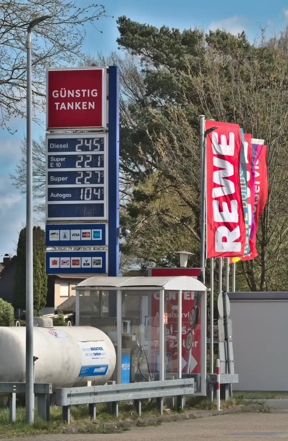 Prijsbord van een Duits tankstation in Oldenburg met prijzen voor diesel, E10, Super en autogas