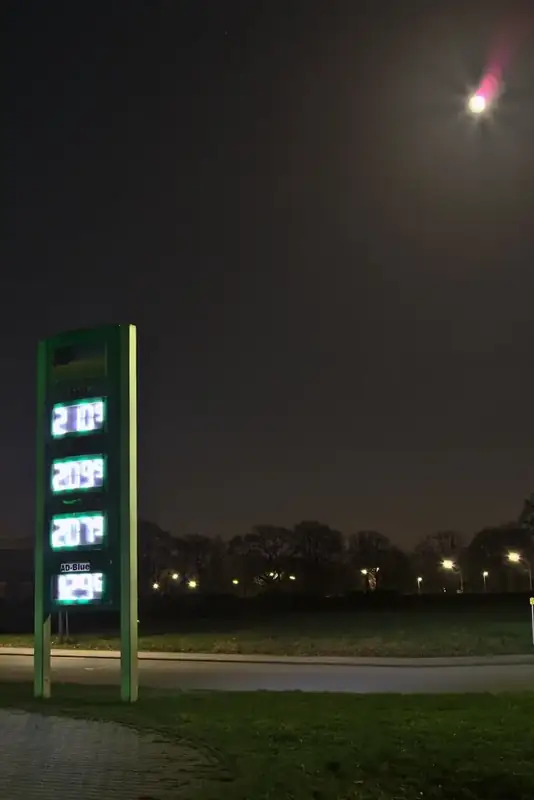 Prijzenpaal van een tankstation 's nachts tijdens de energiecrisis van 2022