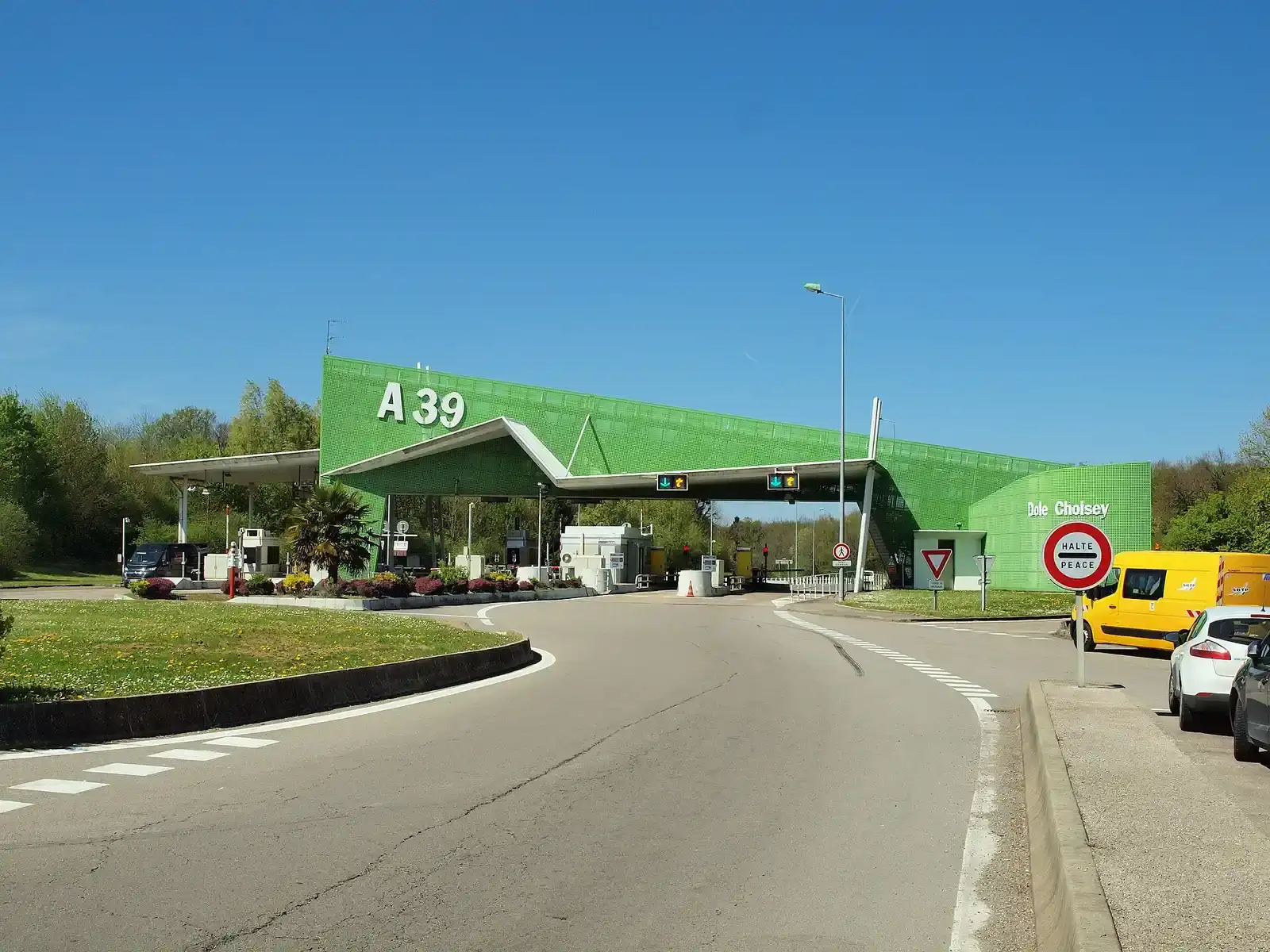 Groen tolstation op de Franse snelweg A39 bij Dole-Choisey met een rotonde ervoor