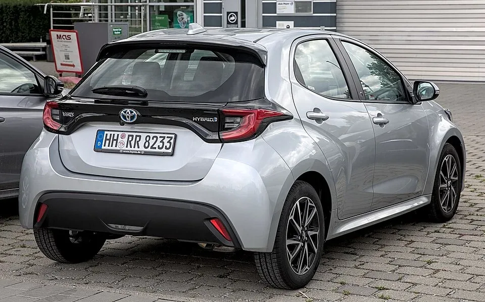 Een Toyota Yaris Hybrid, een hybride auto zonder stekker