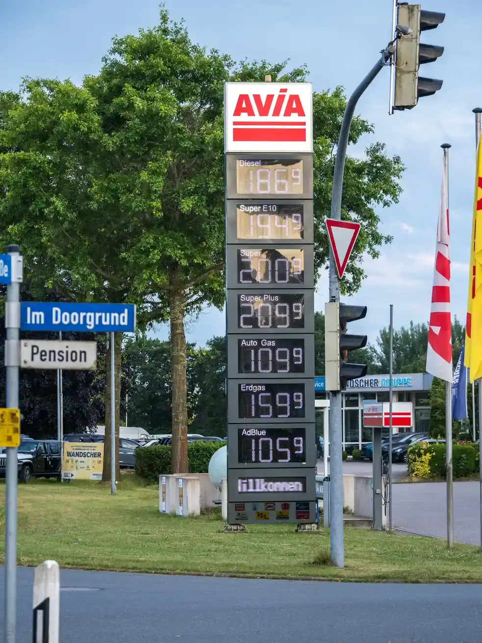 Prijsmast van een tankstation in Bad Zwischenahn met brandstofprijzen in de avond