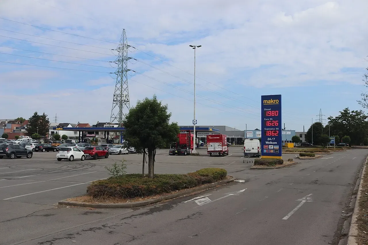 Prijsbord van een tankstation in Machelen, België, met de prijzen voor diesel en benzine