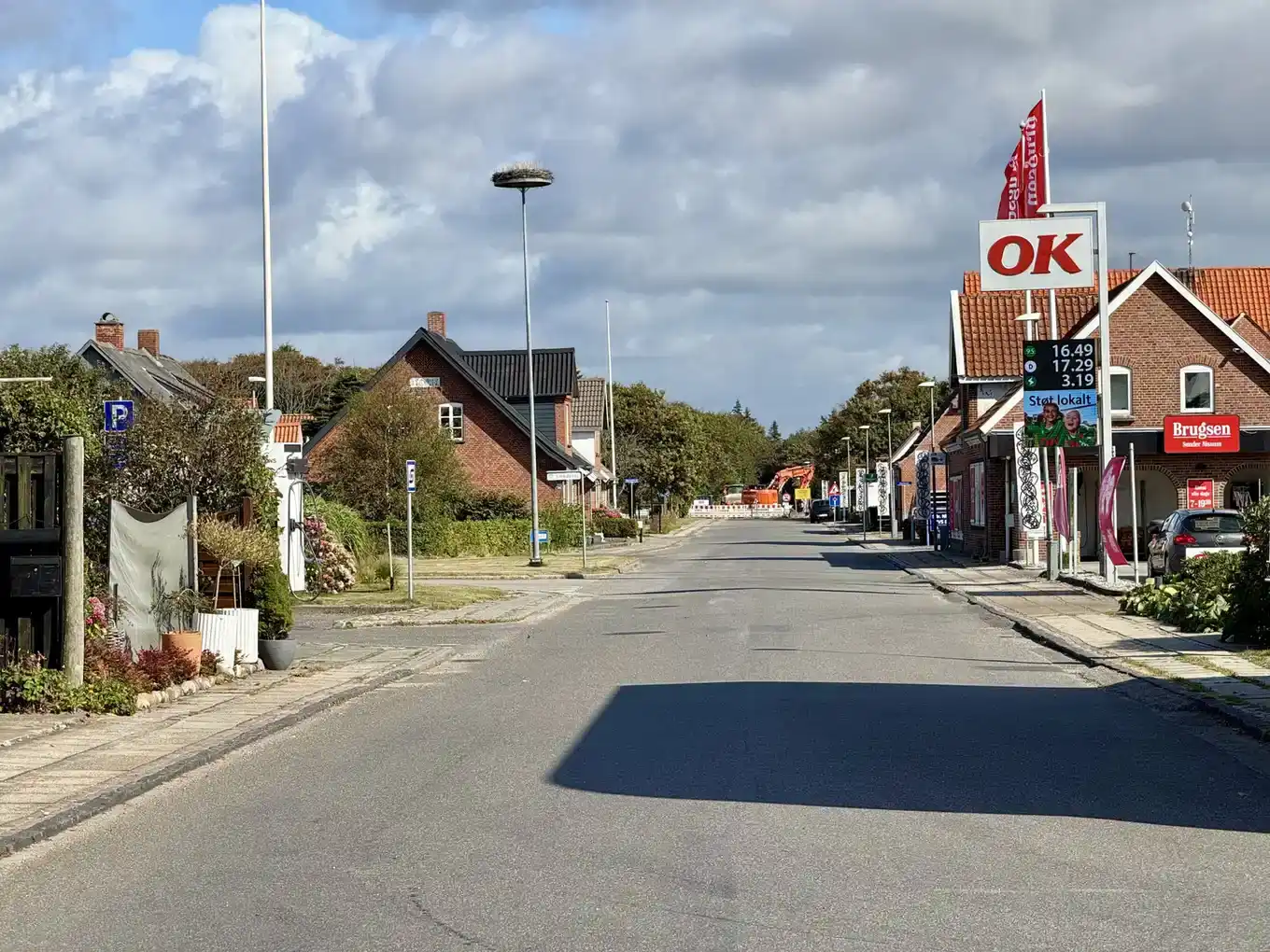Tankstation van OK in het Deense dorp Sønder Nissum met een prijsbord in kronen langs de dorpsstraat