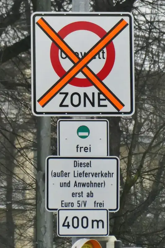 Een Duits verkeersbord voor een Umweltzone met een aanvullend dieselverbod