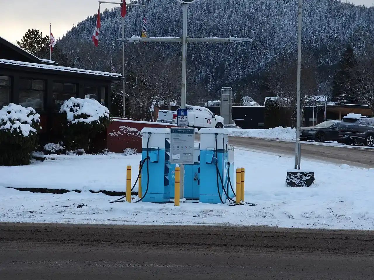 Snellaadpalen voor elektrische auto's in de sneeuw
