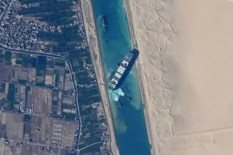 Satellietbeeld vanuit het ISS van de Ever Given die dwars in het Suezkanaal vastligt
