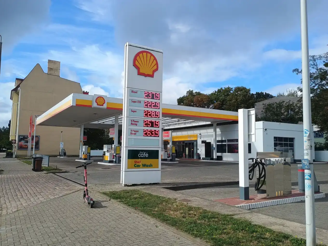 Prijsmast van een tankstation in Magdeburg met de literprijzen van diesel, Super E10 en Super in september 2026