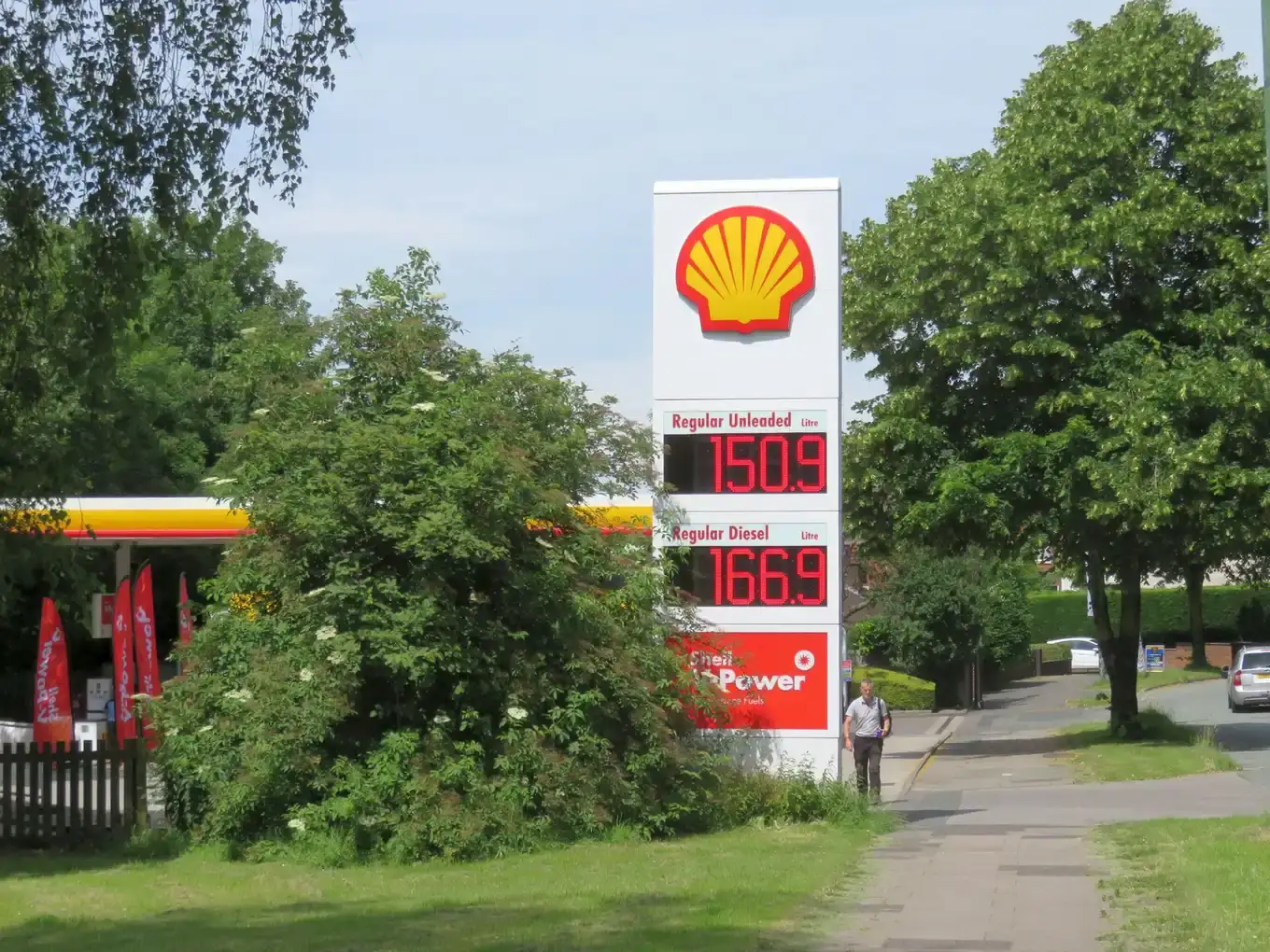 Prijsbord van een Engels tankstation waar diesel duurder is dan benzine