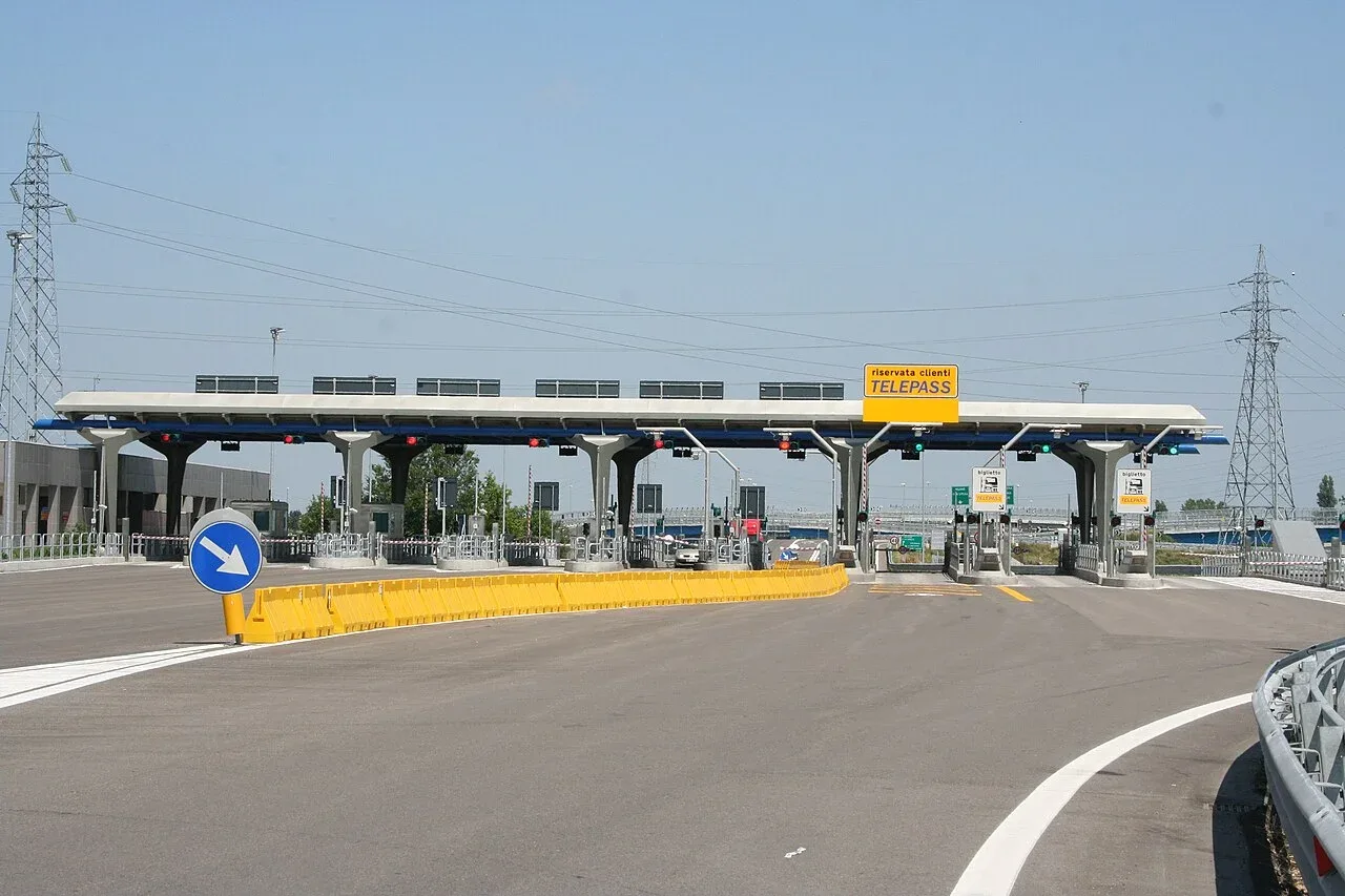 Italiaans tolstation Campegine - Terre di Canossa met een geel Telepass-bord boven de poortjes