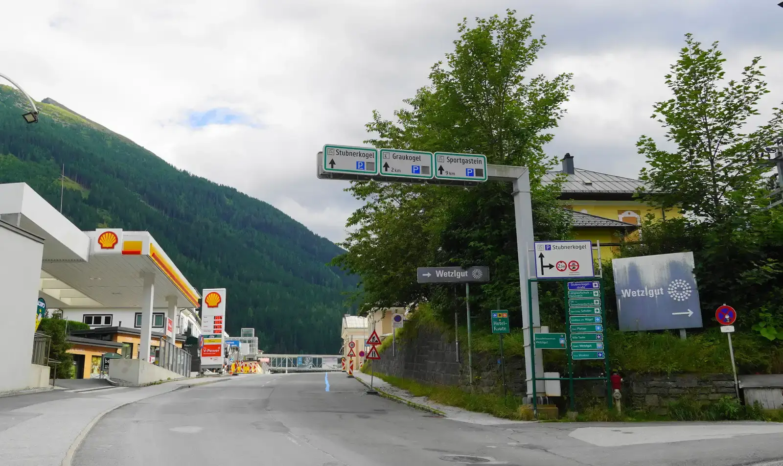 Tankstation in Bad Gastein met wegwijzers naar de skigebieden Stubnerkogel, Graukogel en Sportgastein