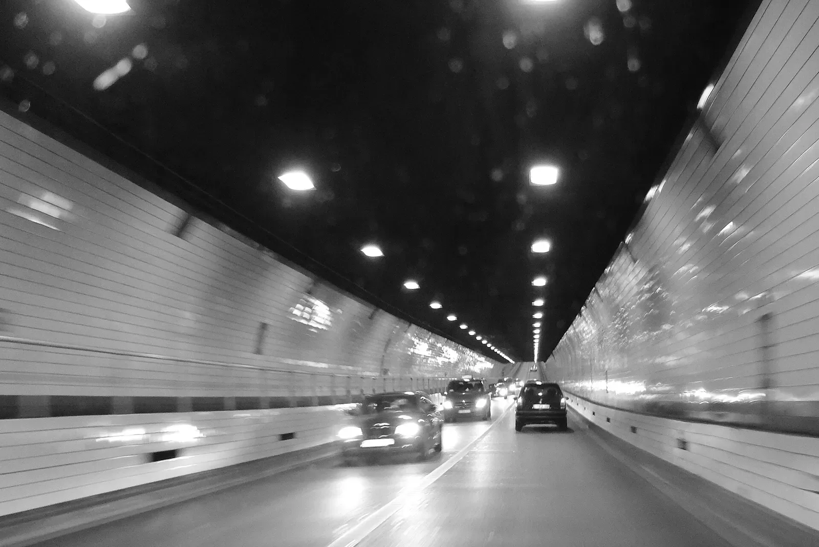 Auto's rijden door de Waaslandtunnel onder de Schelde in Antwerpen