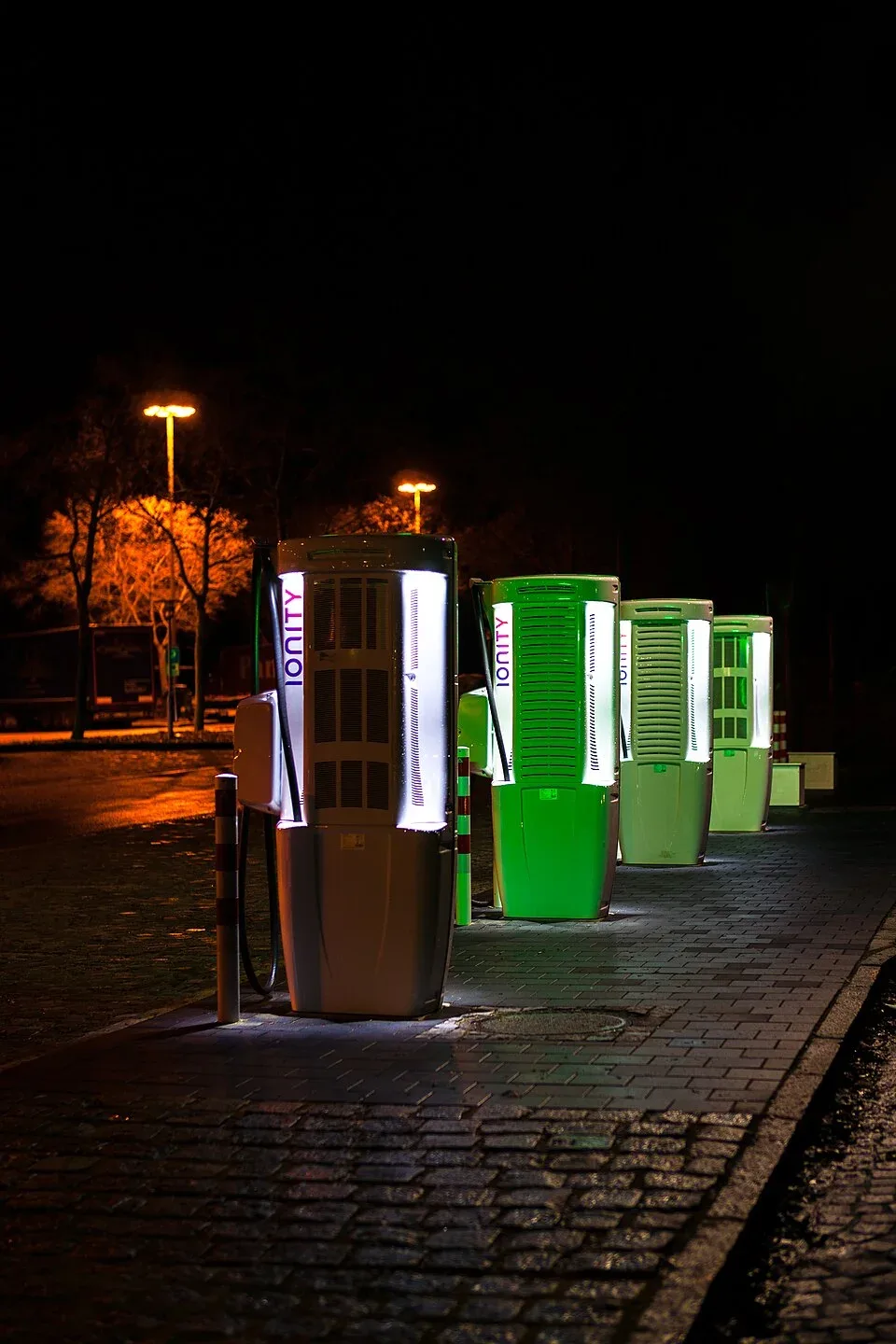 Verlichte snelladers 's avonds op een parkeerplaats langs de Duitse A7 bij Ohrenbach