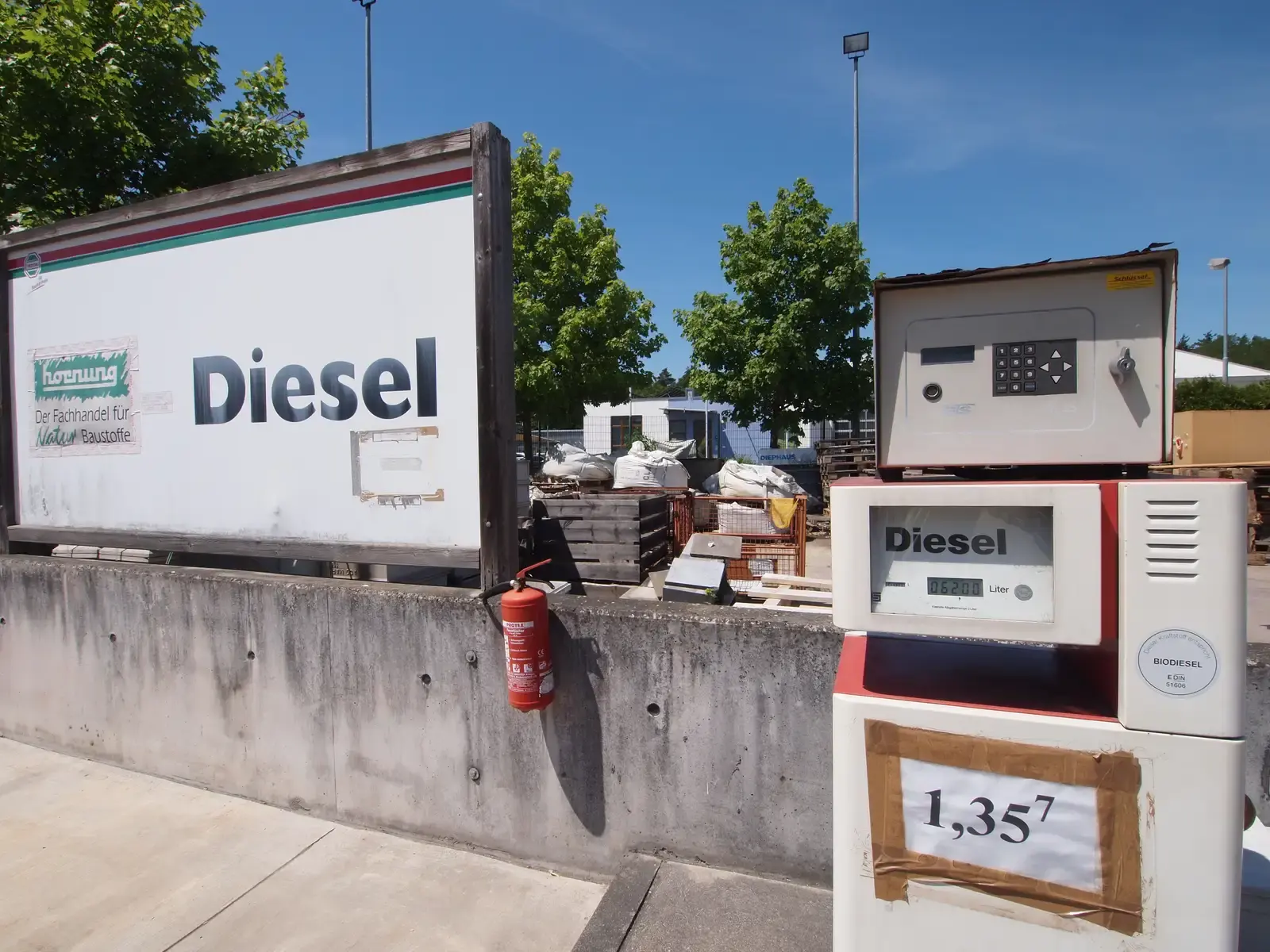 Dieselpomp met biodieselsticker bij een klein tankstation in Duitsland