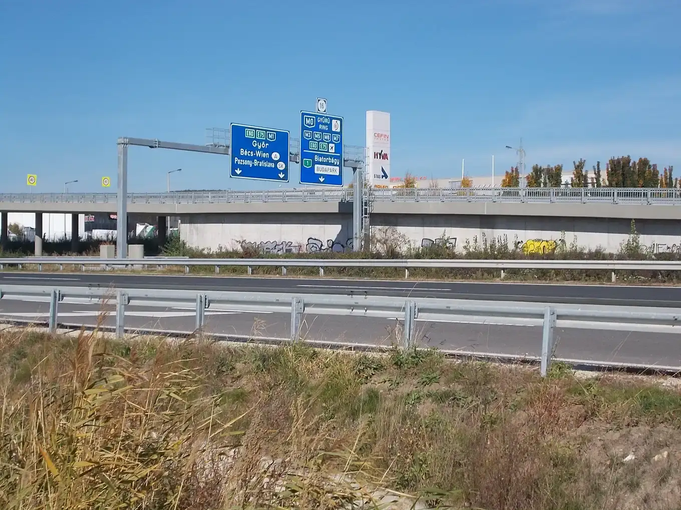 Snelweg M1 bij Törökbálint in Hongarije met blauwe wegwijzers richting Győr, Wenen en Boedapest