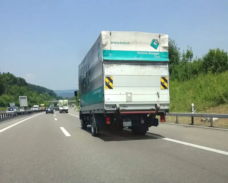 Vrachtwagen op een autosnelweg