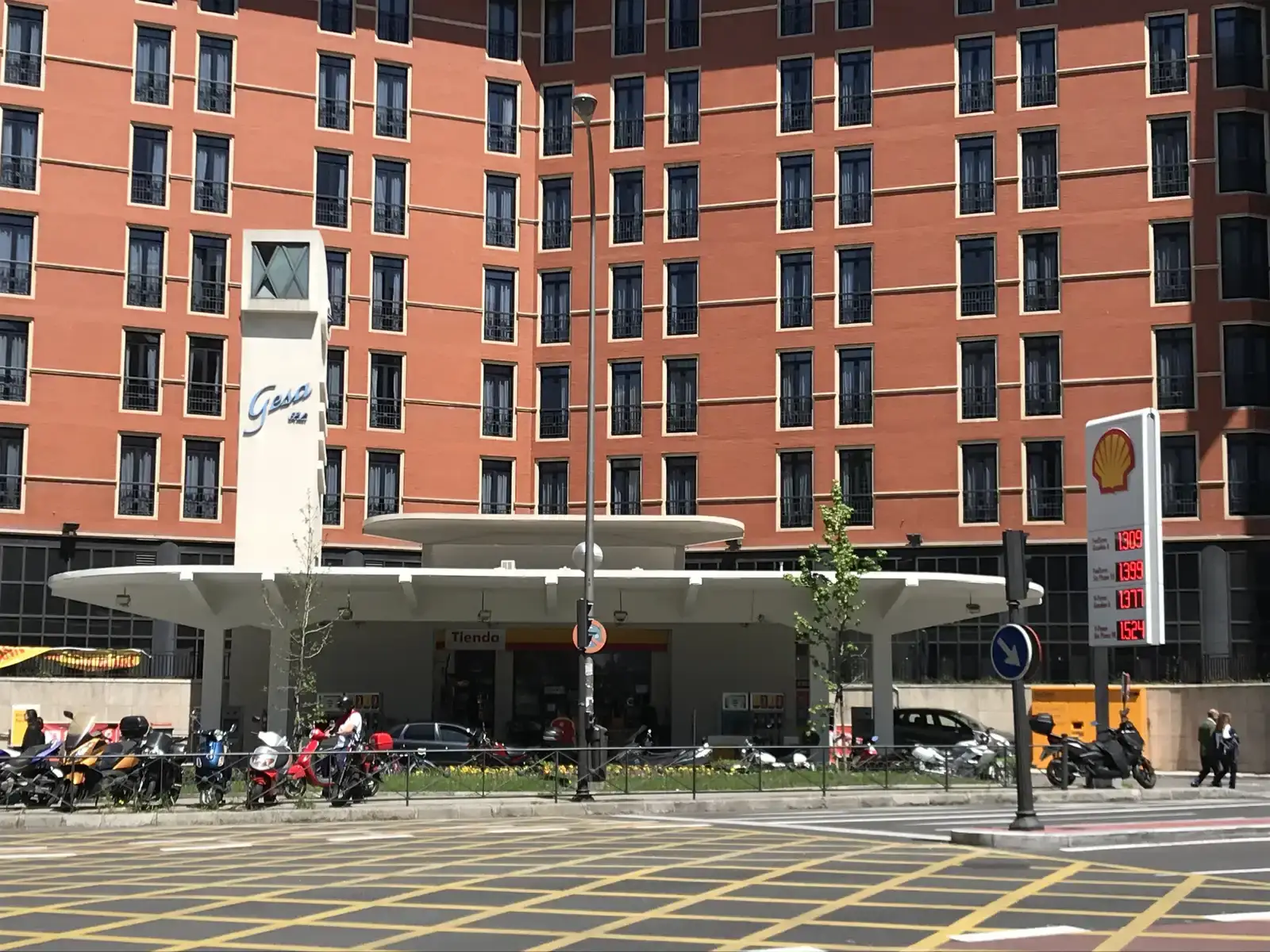 Historisch tankstation Gesa in Madrid met prijsbord voor een rode bakstenen gevel