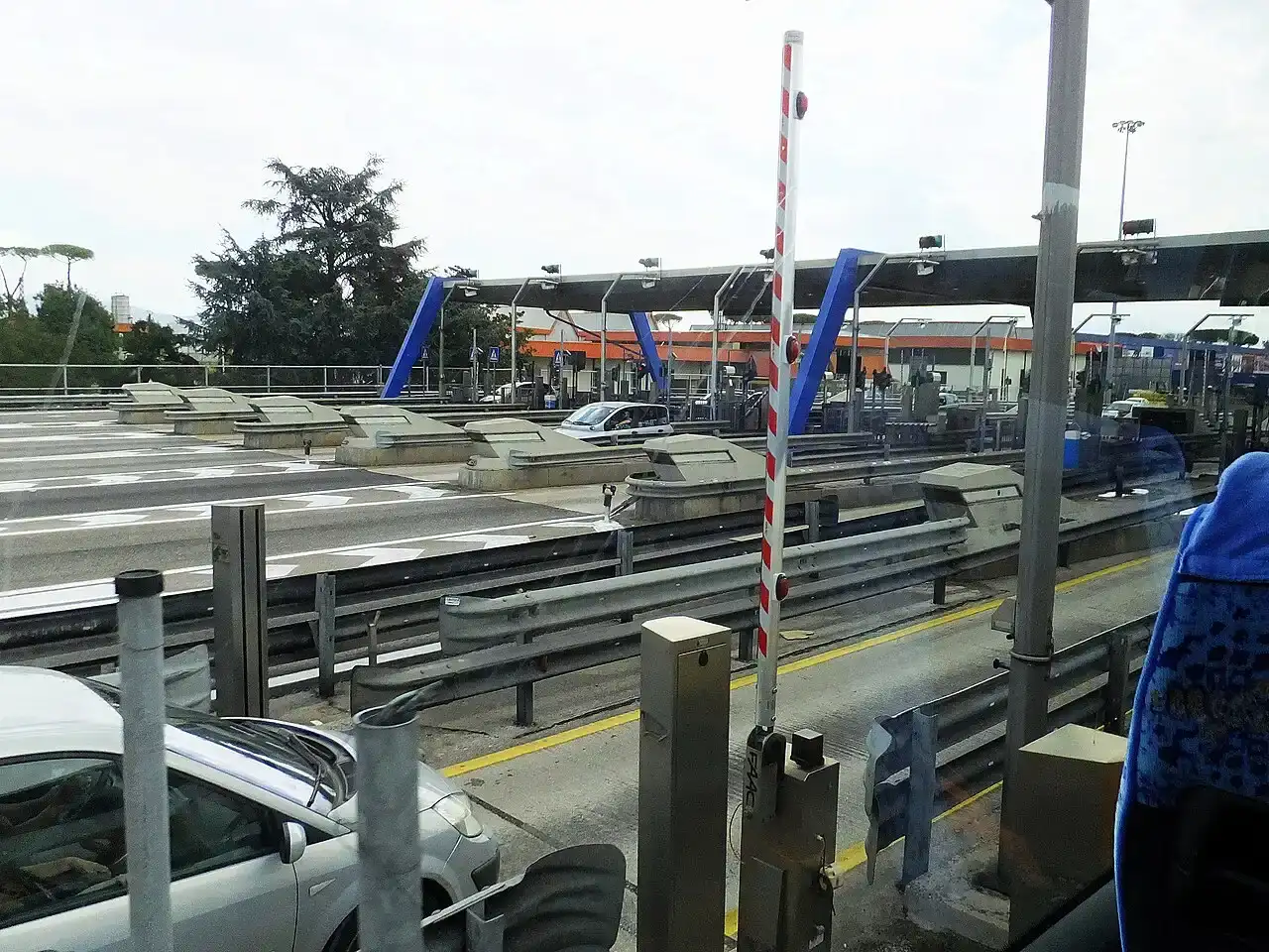 Tolpoortjes van de Italiaanse snelweg bij Capua, gezien vanuit een bus