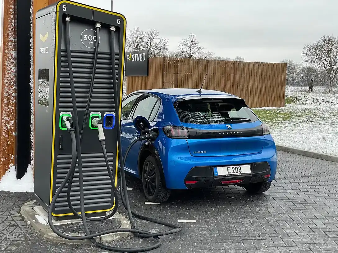Elektrische auto aan een snellader met CCS-stekker