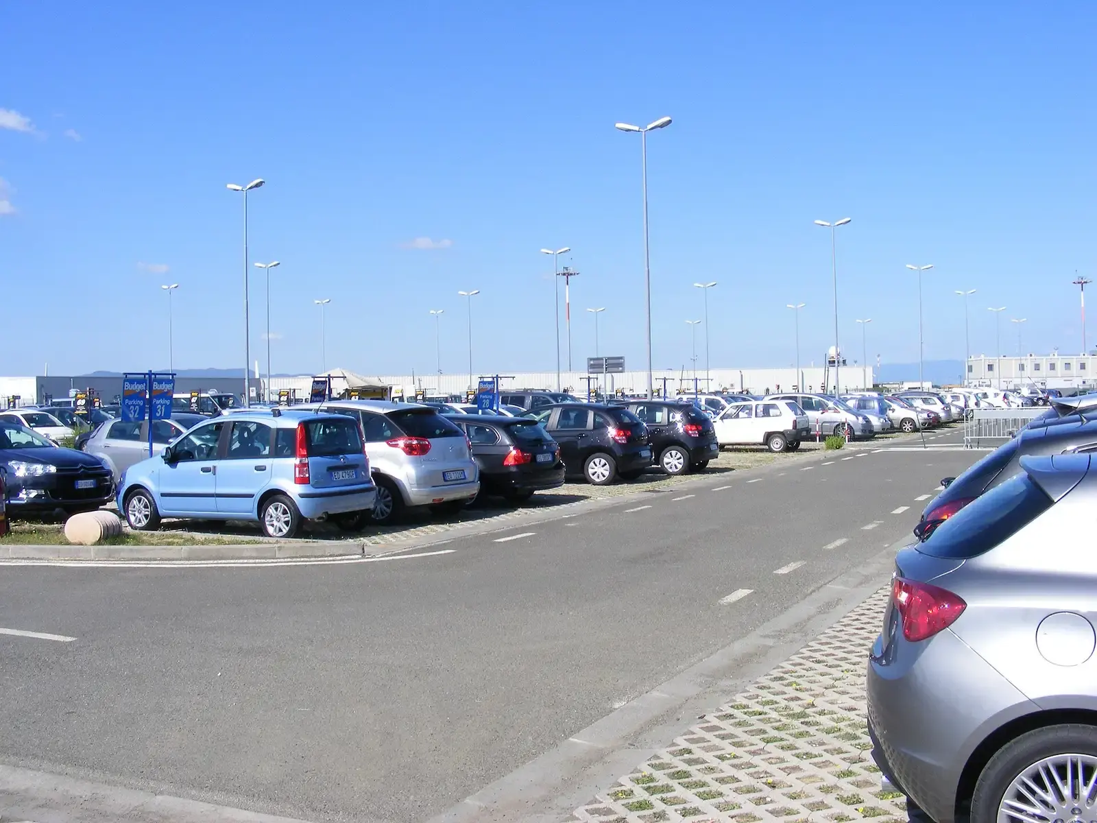 Parkeerterrein met huurauto's bij het vliegveld van Florence