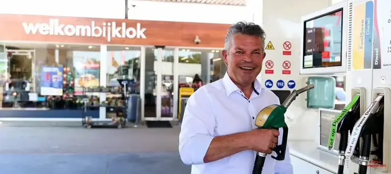 Tankstationhouder met een vulpistool bij zijn tankstation in Hoogeveen
